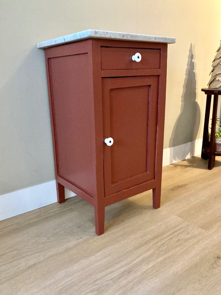 Zweedsrood nachtkastje uit Grootmoeders tijd + marmer blad, Huis en Inrichting, Ophalen, Gebruikt, Minder dan 45 cm, 70 cm of meer