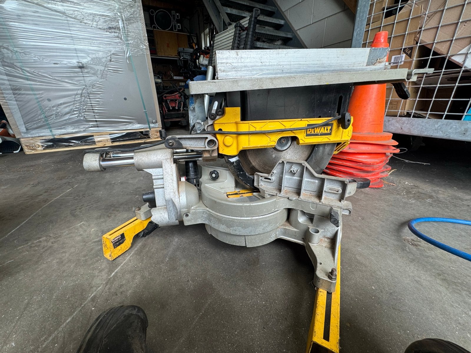 DEWALT D27111 Combinatiezaag - Afkort-, Verstek- & Tafelzaag, Ophalen, Gebruikt, Afkortzaag, 30 tot 70 mm