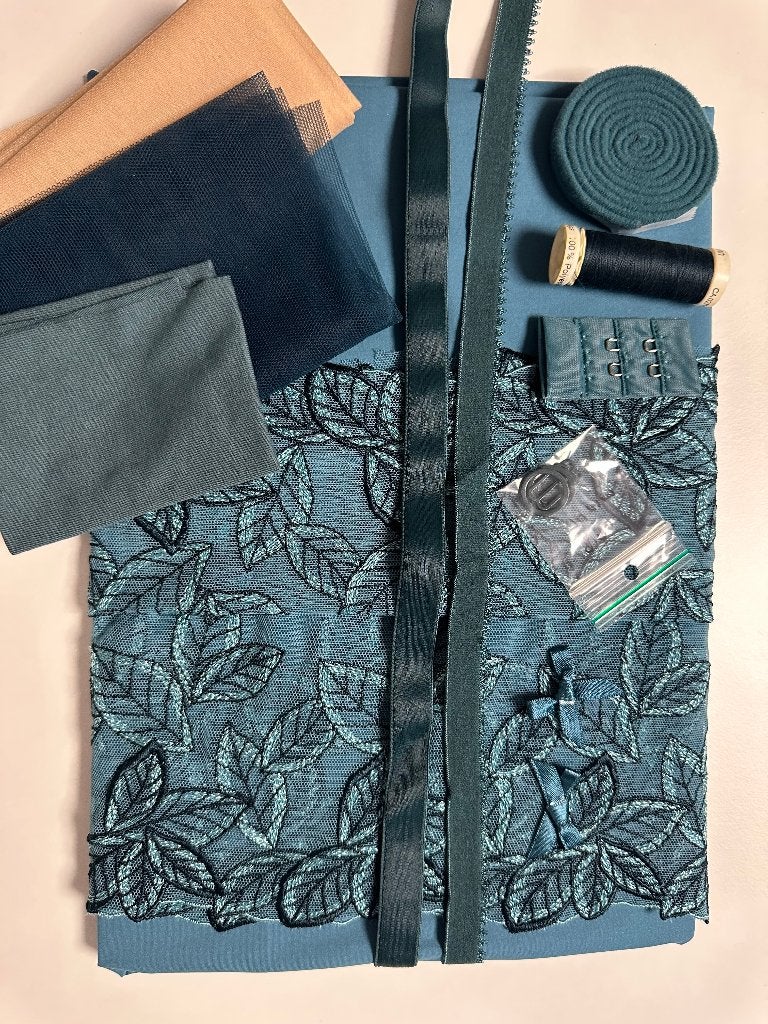 NR.139 PETROL NOIR  LINGERIE COMPL. PAKKET REKBAAR KANT, Ophalen of Verzenden, Nieuw, Kant