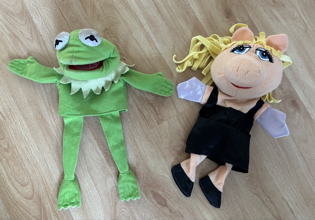 2 muppets handpoppen, dora en barbie en autootjes, Ophalen of Verzenden, Overige typen
