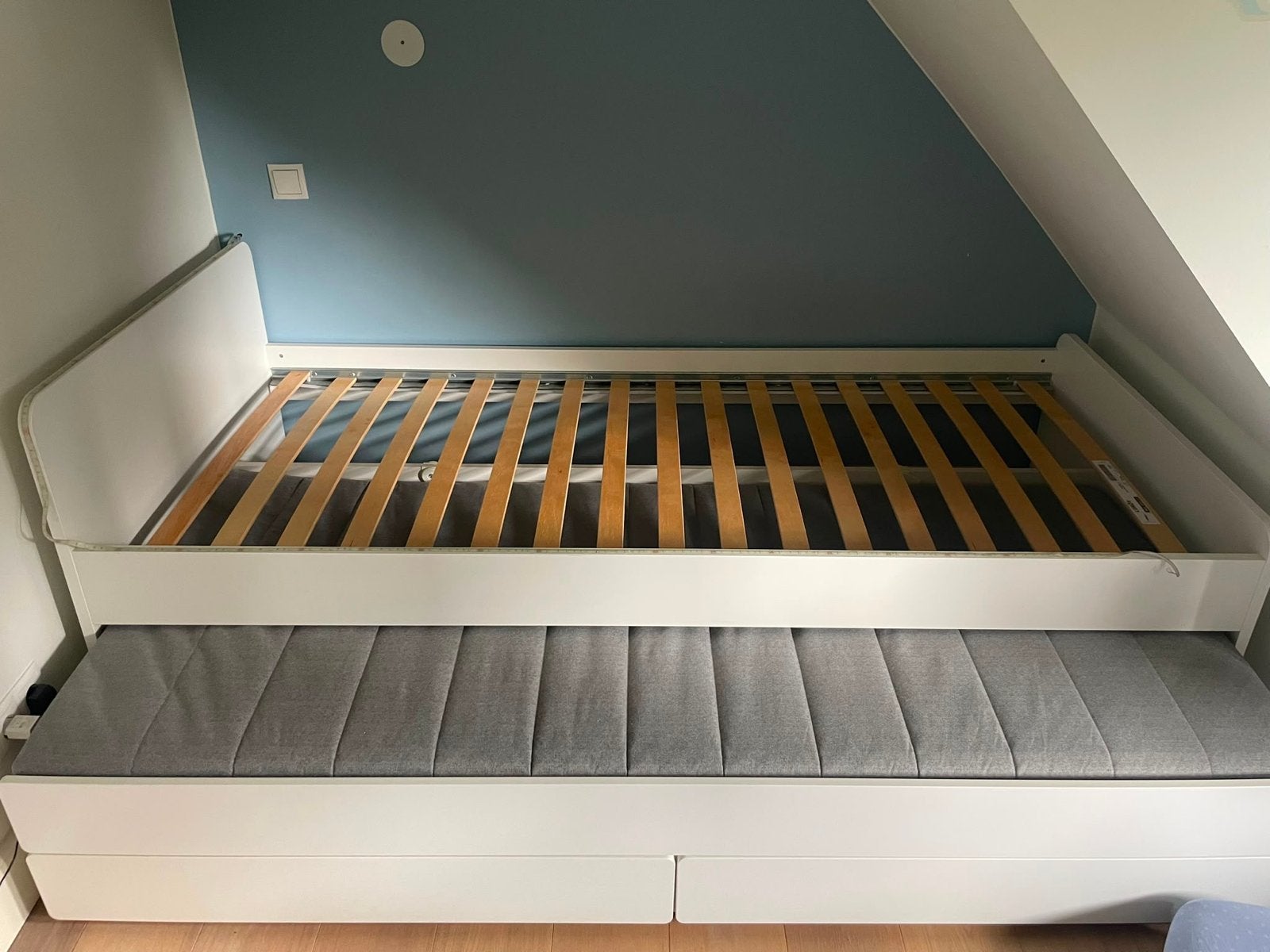 IKEA bed (SLÄKT) met 2 opberglades en logeer-uitschuifbed, Huis en Inrichting, Ophalen, 90 cm, Eenpersoons, Wit