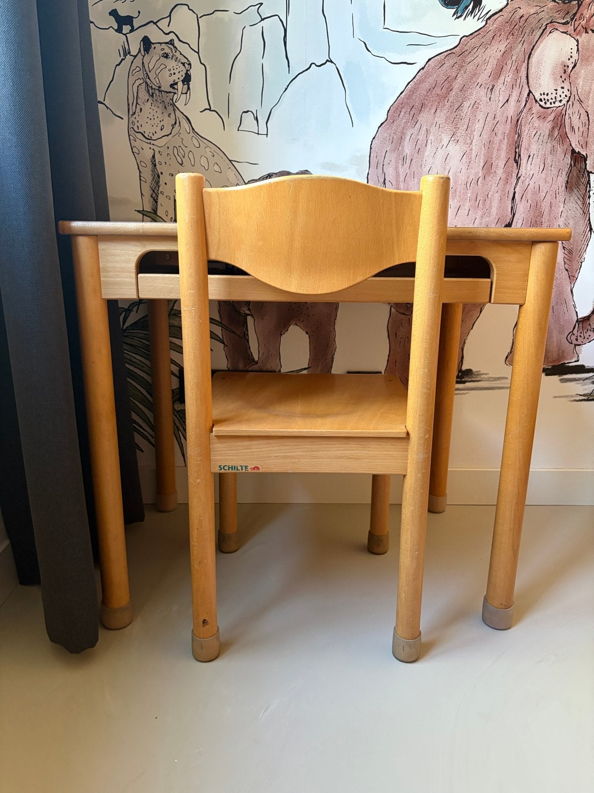 Schilte kinderbureau met stoel, Kinderen en Baby's, Kinderkamer | Tafels en Stoelen, Ophalen of Verzenden, Gebruikt, Tafel(s) en Stoel(en)