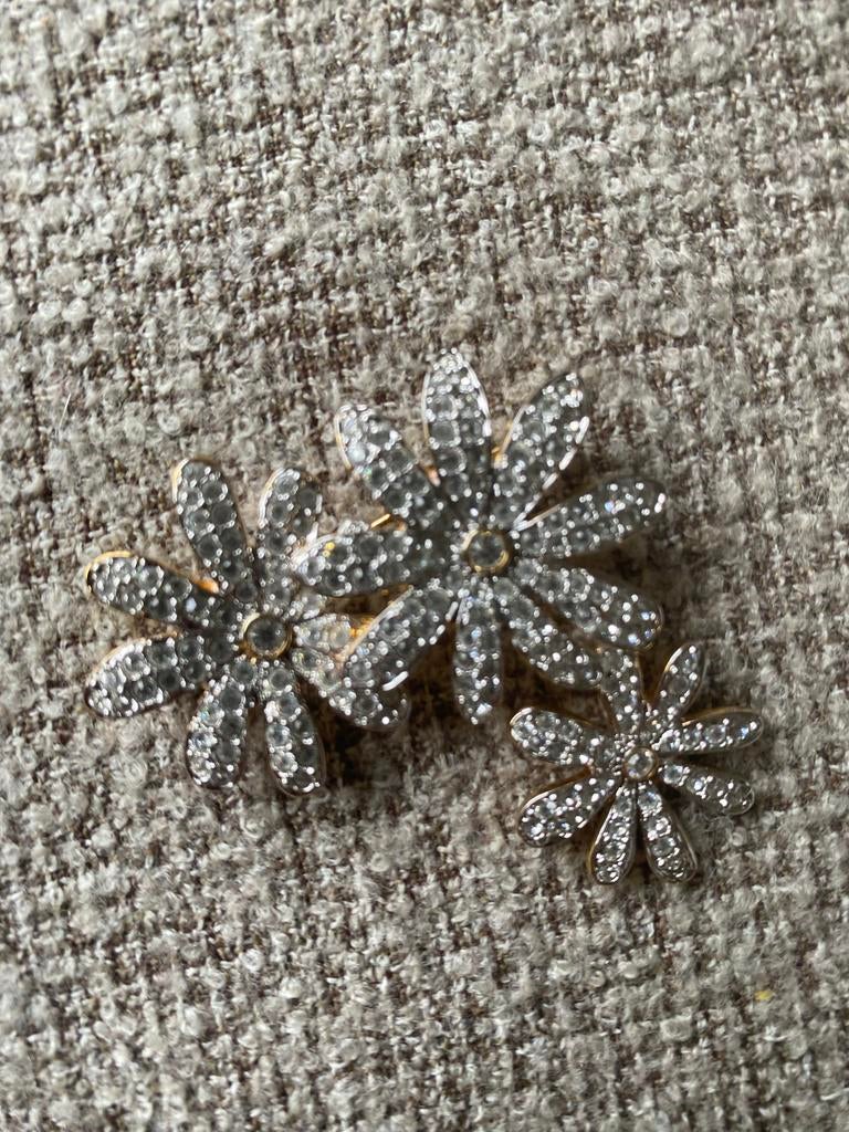 Swarovski broche met 3 bloemen en kristallen, Met kristal, Overige materialen, 4 tot 7 cm, Ophalen of Verzenden
