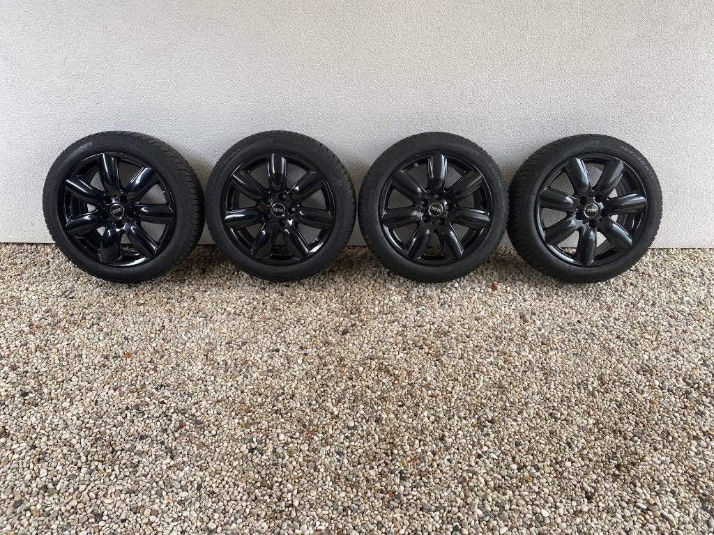 Originele MINI 17" + Pirelli Winterbanden | 7.5-8.0mm, Auto-onderdelen, Ophalen, Gebruikt, Banden en Velgen, 17 inch