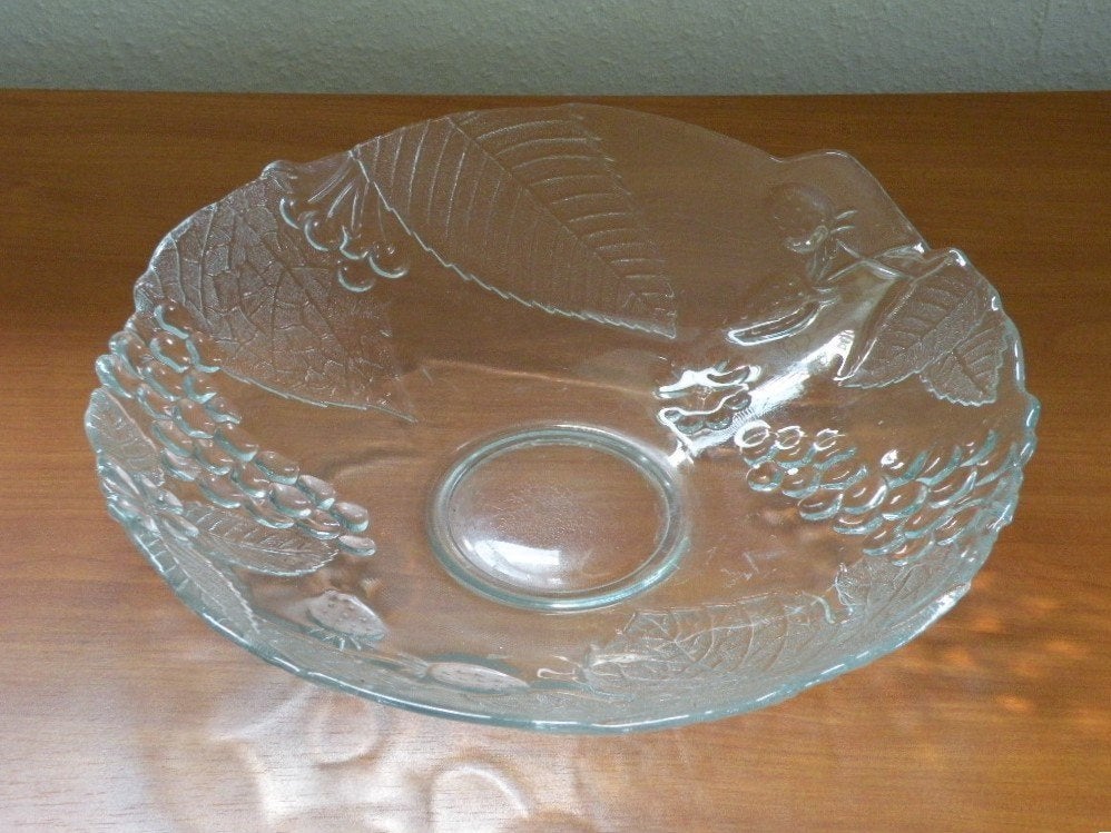 Schaal, glas, met druiventrossen en aardbeien.  Diam. 30 cm., Huis en Inrichting, Ophalen of Verzenden, Overige stijlen, Glas