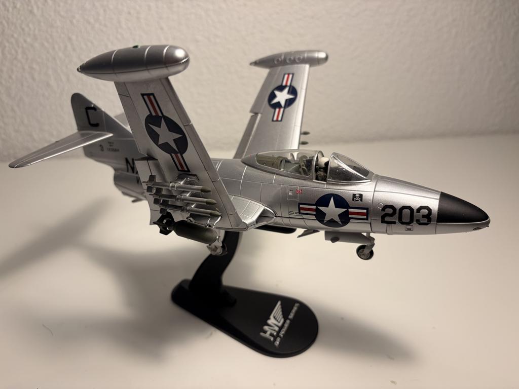 Hobby Master 1:48 Grumman F9F-2 Panther Jolly Rogers, Ophalen of Verzenden, Gebruikt, Schaalmodel