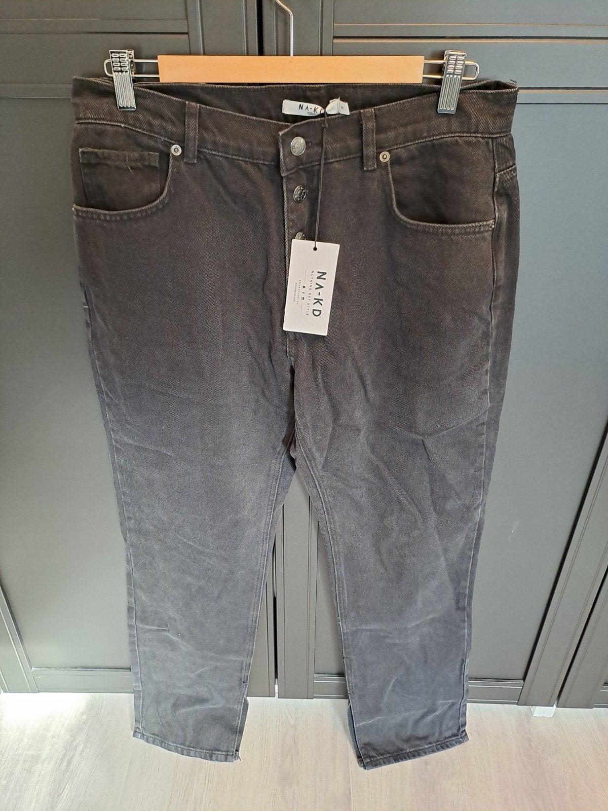 Nieuwe NA-KD zwarte broek, maat 42, met prijskaartje, Kleding | Dames, Ophalen of Verzenden