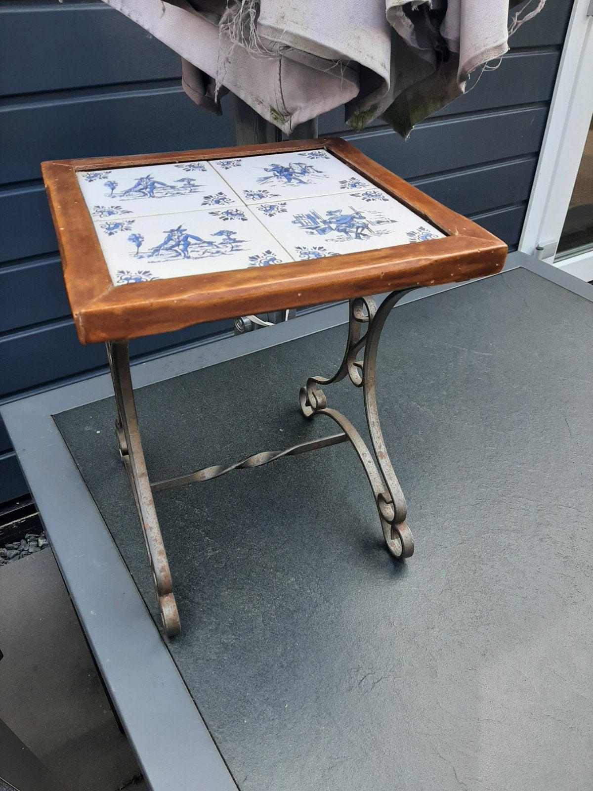 Smeedijzeren bijzettafeltje met 4 wit/blauwe tegeltjes, Ophalen, Minder dan 45 cm, Minder dan 55 cm, Vierkant