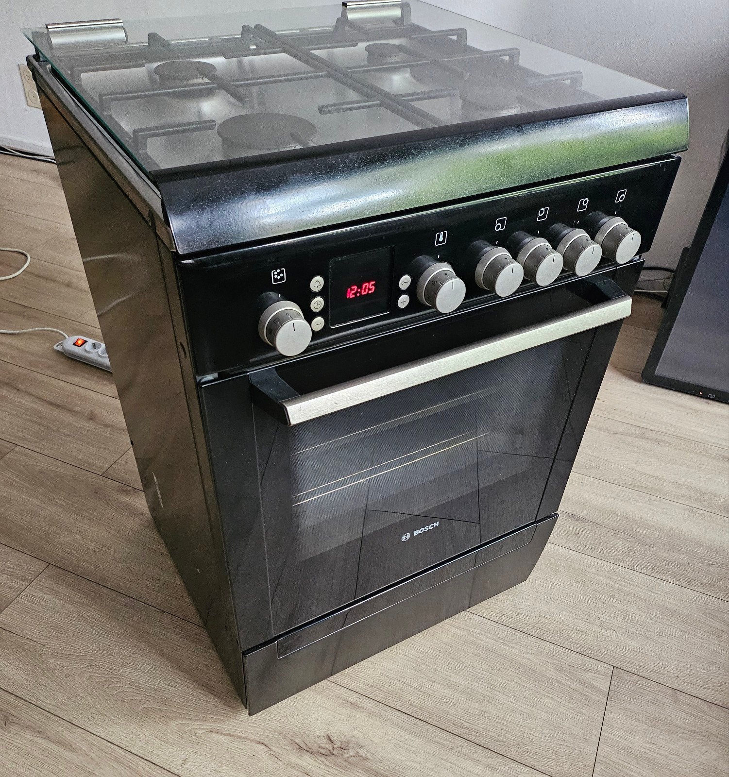 Mooi Vrijstaand Gasfornuis met hete lucht oven, Ophalen, Warmhoudplaat, 4 kookzones, Zo goed als nieuw