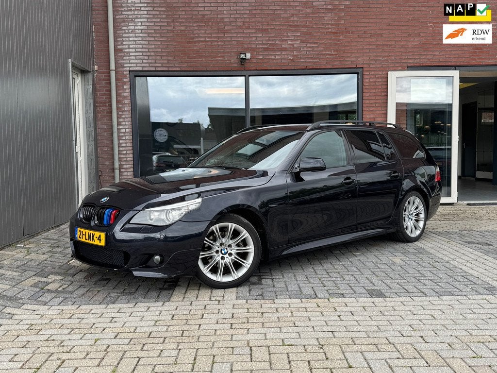 BMW 5-serie Touring 520i M-Sport LCI | Leer | Trekhaak | Sto, Automaat, Achterwielaandrijving, Zwart, 4 cilinders