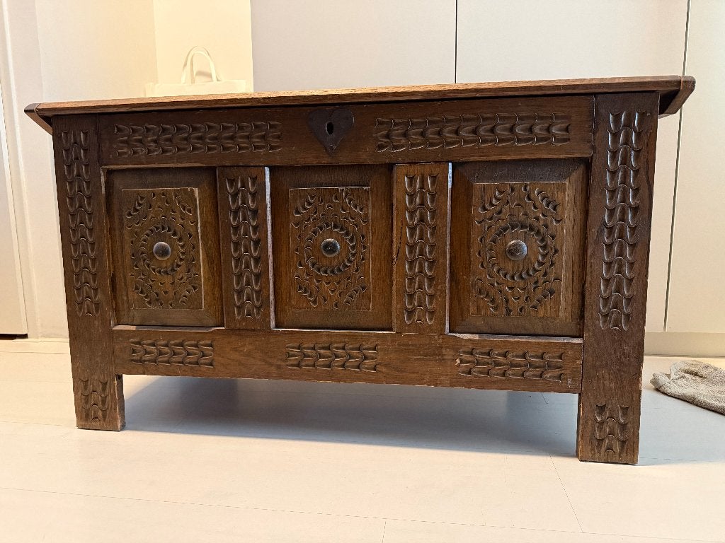 Oude houten dekenkist met prachtig houtsnijwerk – 100 cm, 50 – 75, Minder dan 50 cm, Gebruikt, 50 tot 100 cm