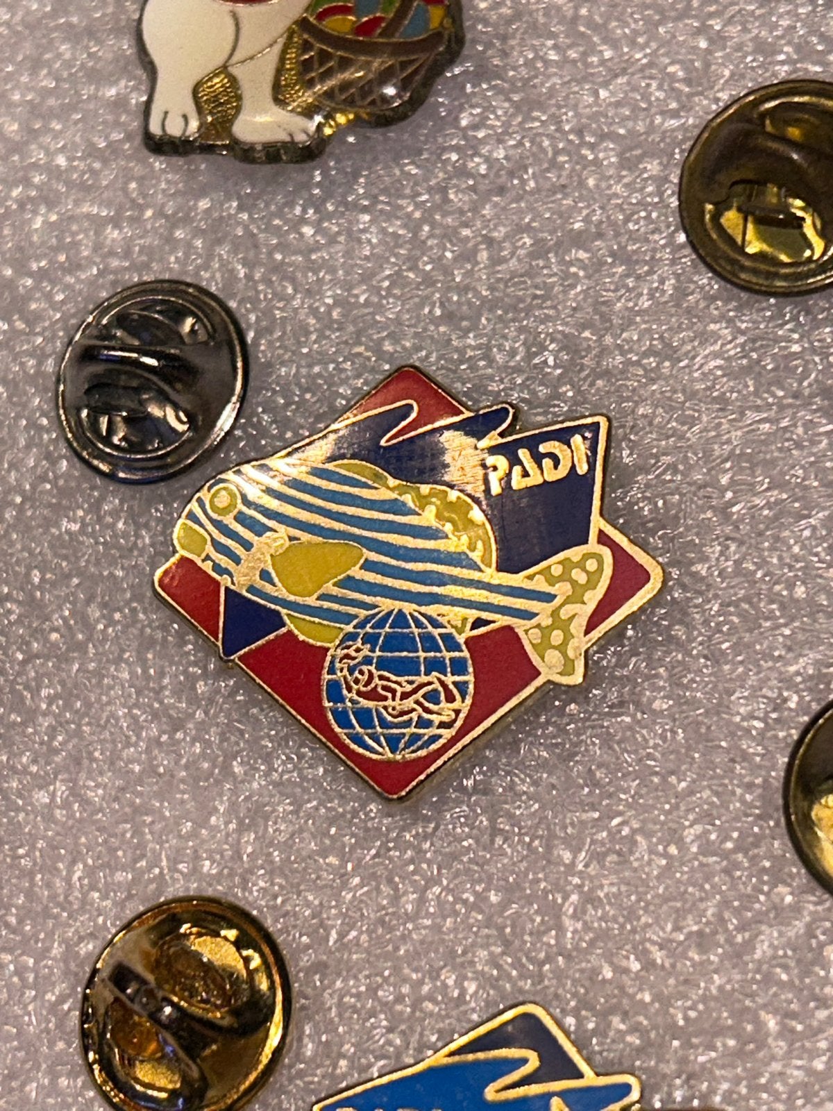 PADI Duik Pin Speldje met Vis en Wereldbol, Ophalen of Verzenden, Gebruikt, Dier of Natuur, Speldje of Pin