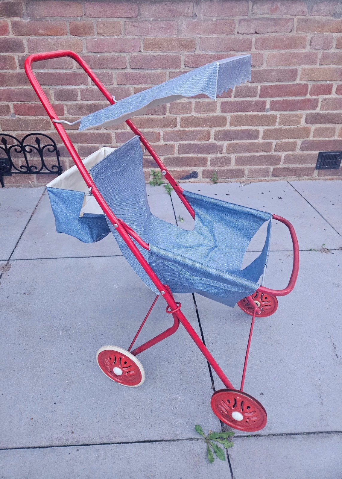 Vintage rode poppenwagen met blauwe stof, Kinderen en Baby's, Ophalen of Verzenden, Gebruikt, Overige typen