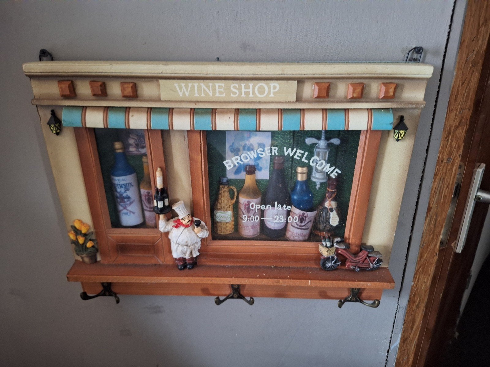 Wijnwinkel decoratie met kapstokhaakjes, Huis en Inrichting, Hout, Gebruikt, Meerkleurig, Overige stijlen