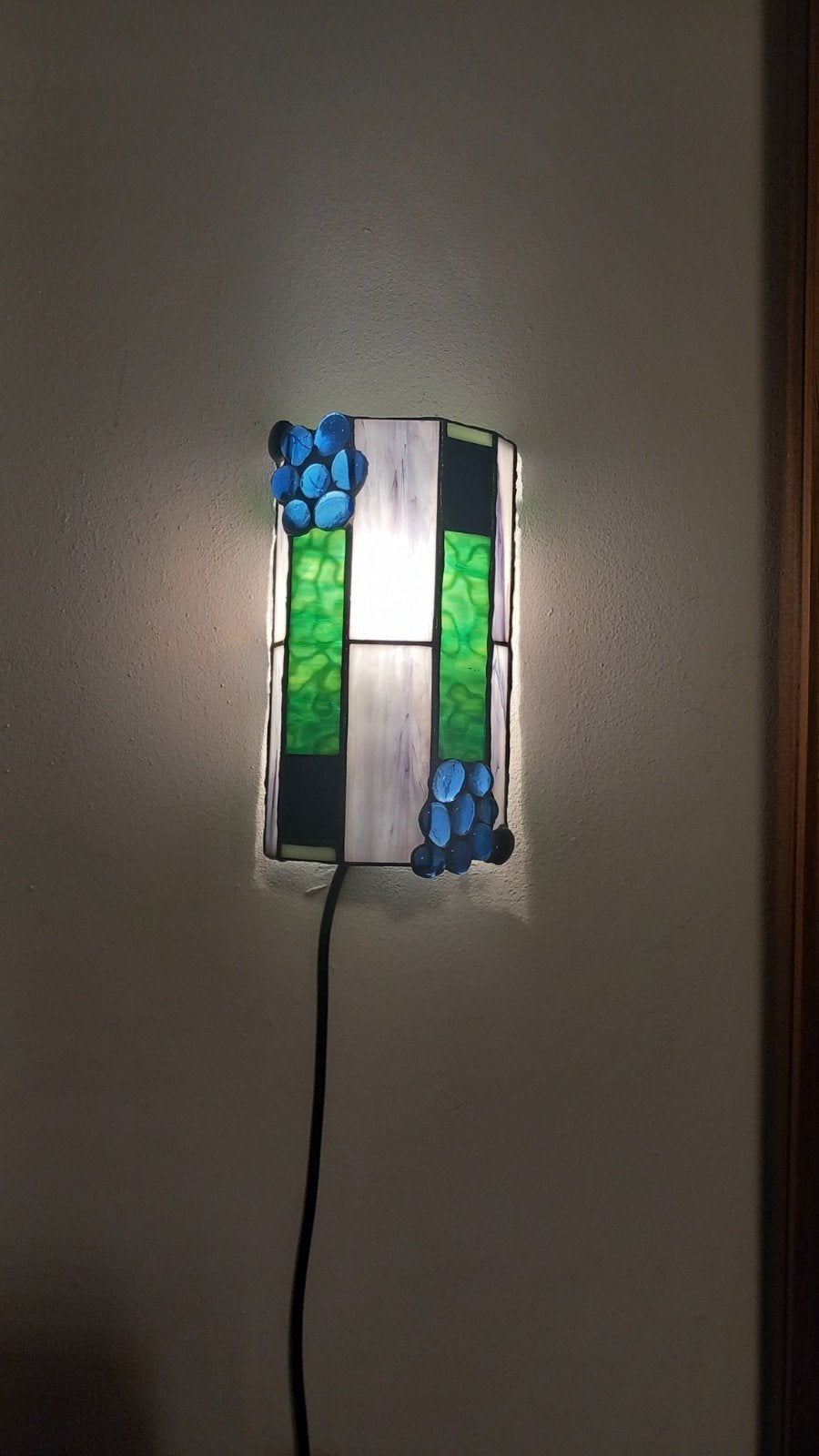 Unieke glas-in-lood wandlamp met blauwe accenten, Met snoer/stekker, Meerkleurig, Overige fittingen, Ophalen of Verzenden