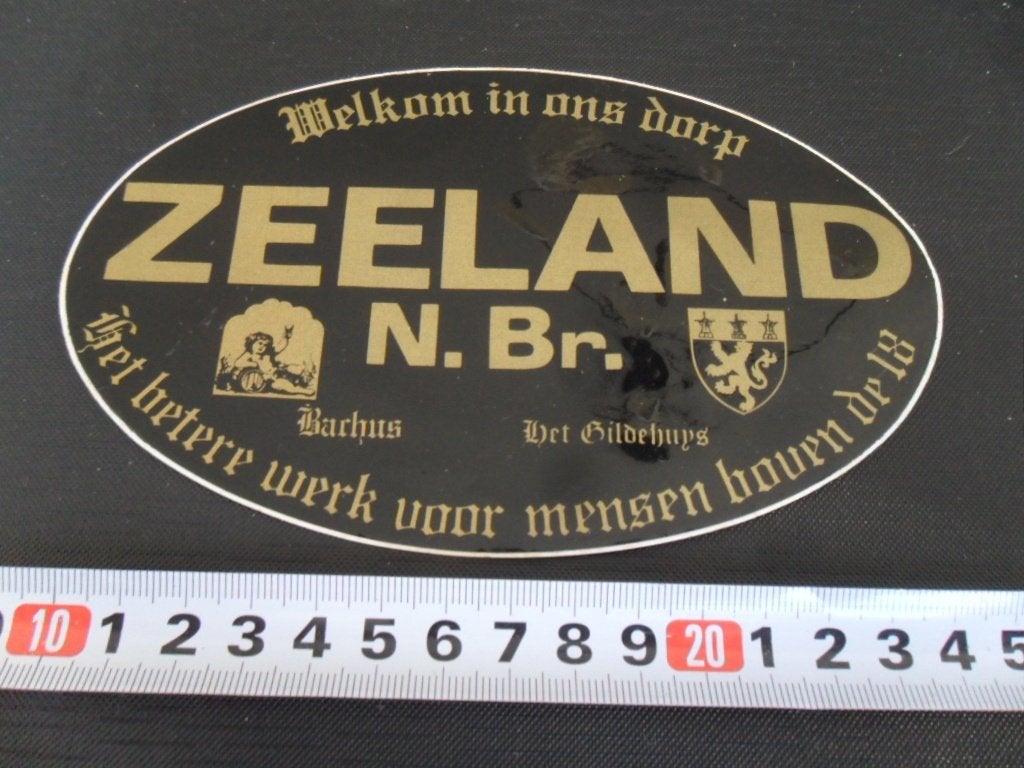 sticker welkom in ons dorp ZEELAND bachus het gildehuys *, Ophalen of Verzenden, Zo goed als nieuw