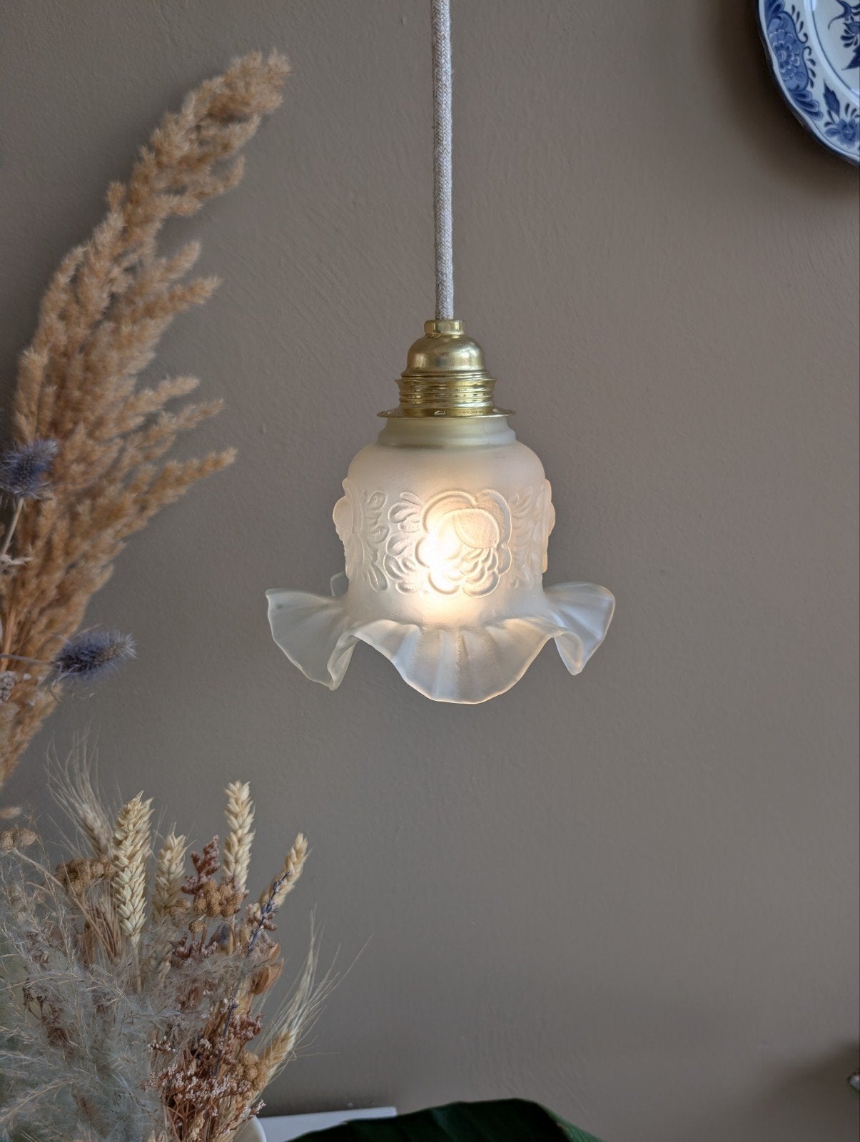 kleine vintage hanglamp met opaline rokkapje (2 stuks voorra, Ophalen of Verzenden, Zo goed als nieuw, Glas, E27 (groot)