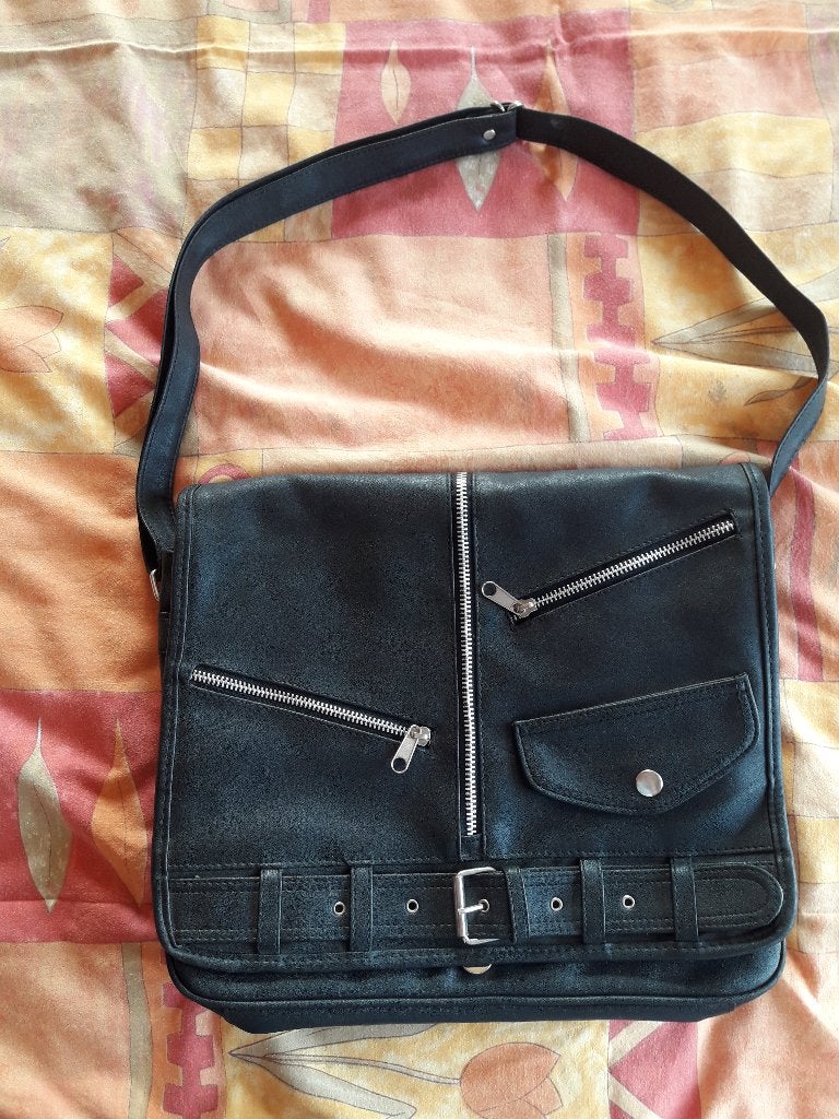 Stoere zwarte schoudertas., Sieraden, Tassen en Uiterlijk, Tassen | Schoudertassen, Ophalen of Verzenden, Zo goed als nieuw, Zwart