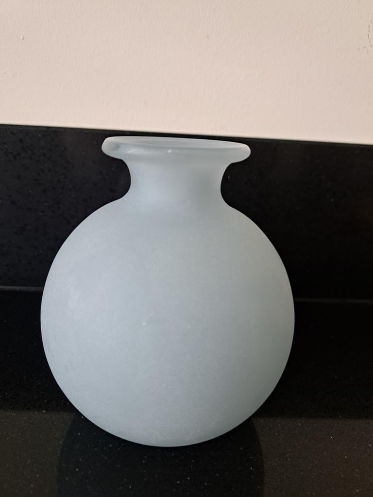 Mooi lichtblauw mat glazen vaasje .... Dutz ?, Ophalen of Verzenden, Overige kleuren, Glas