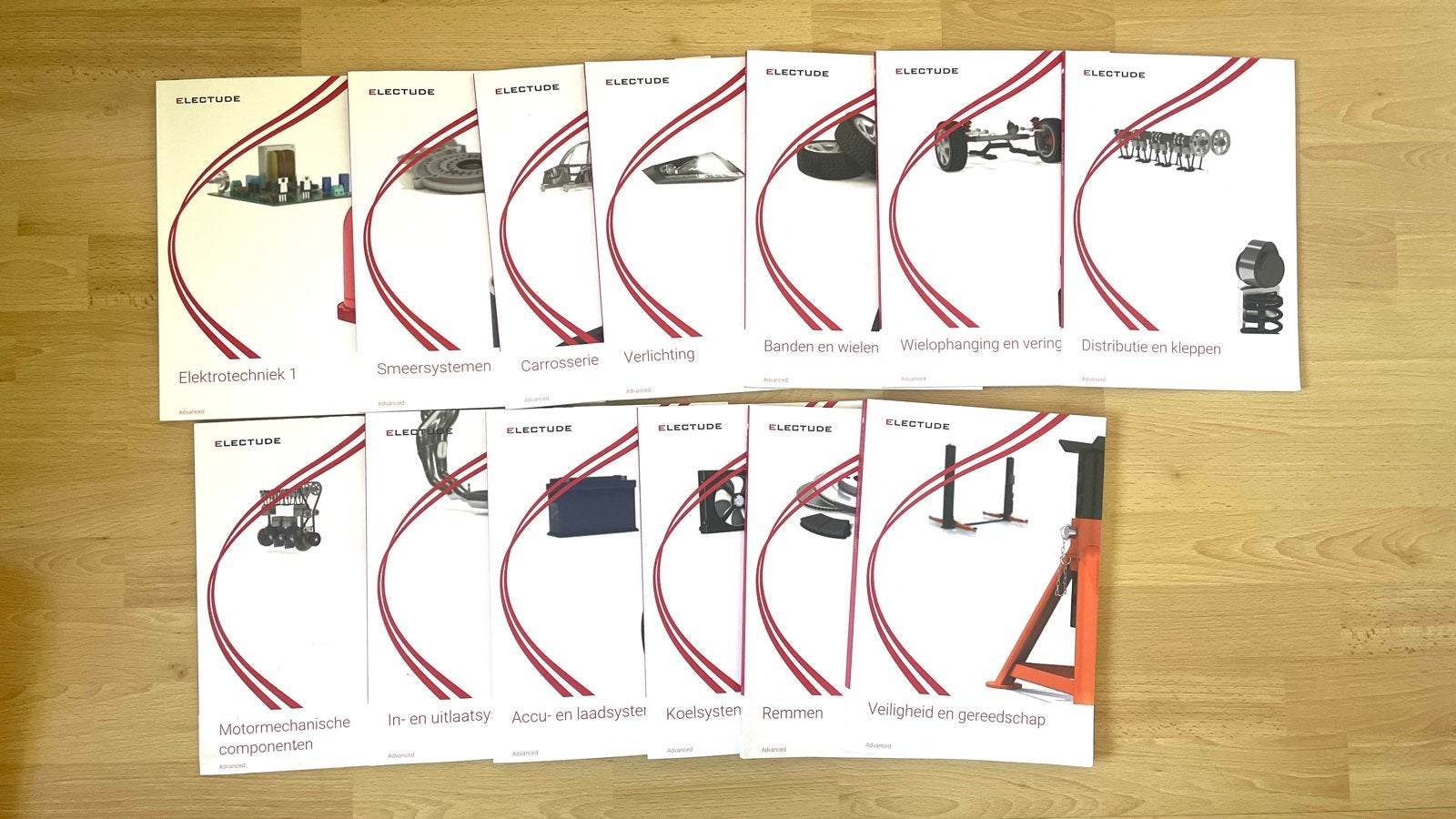 Electude Techniek MBO 1e jaar Automotive Specialist Niveau 4, Ophalen of Verzenden, Zo goed als nieuw, Overige niveaus, Overige vakken