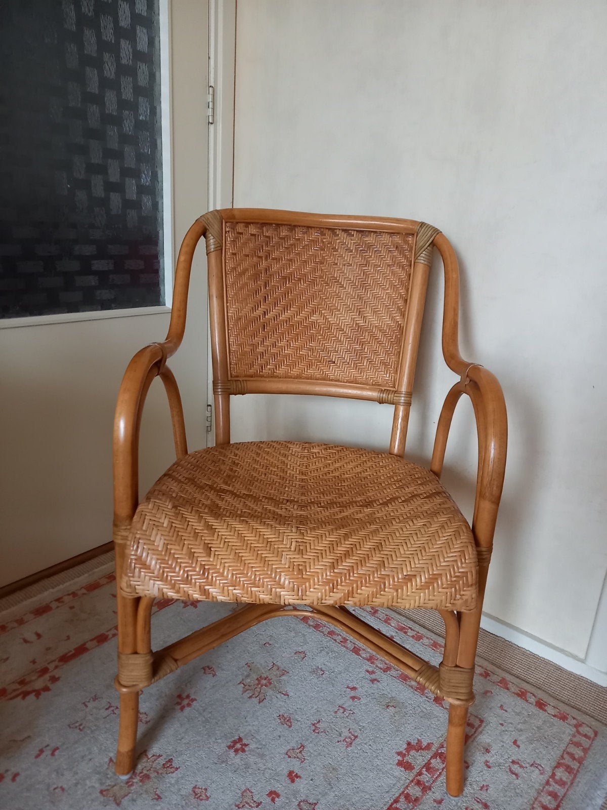 Vintage rotan stoel met armleuningen, Huis en Inrichting, Stoelen, Ophalen, Gebruikt, Bruin, Eén