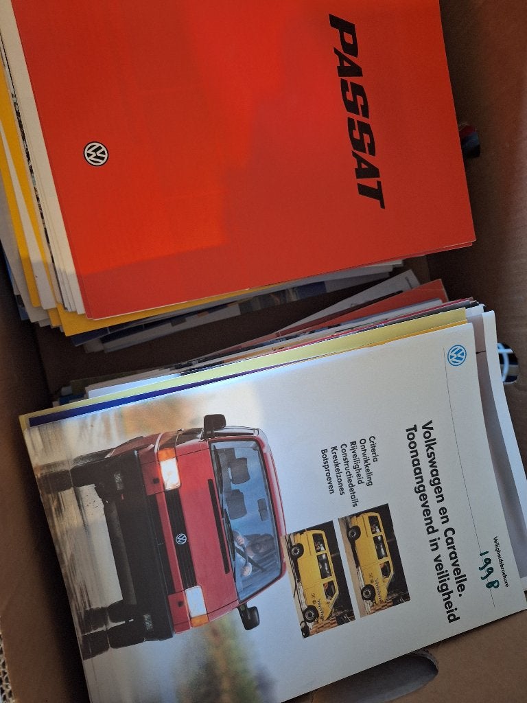 GARAGE SALE !   2 bananendozen met VW brochures, Ophalen, Gelezen, Volkswagen