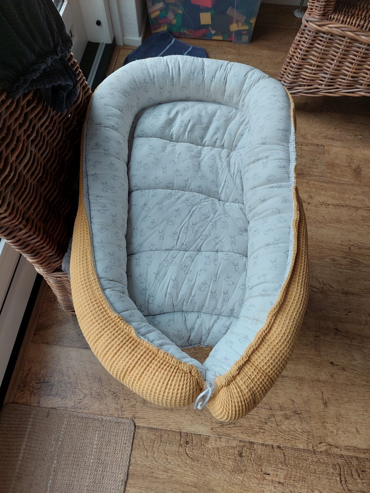babynestje. schoon en netjes, gele wafeltjes en konijntjes, Ophalen of Verzenden, Zo goed als nieuw