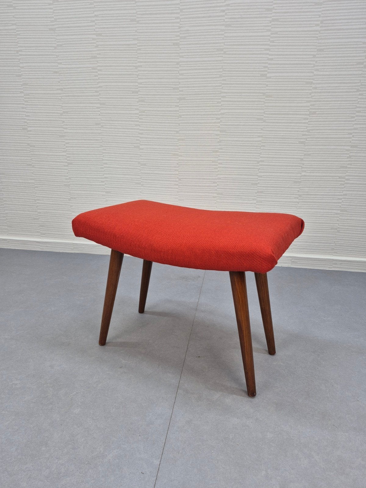 Vintage voetenbank, houten poten met nieuwe stoffering., Ophalen of Verzenden, ., ., .