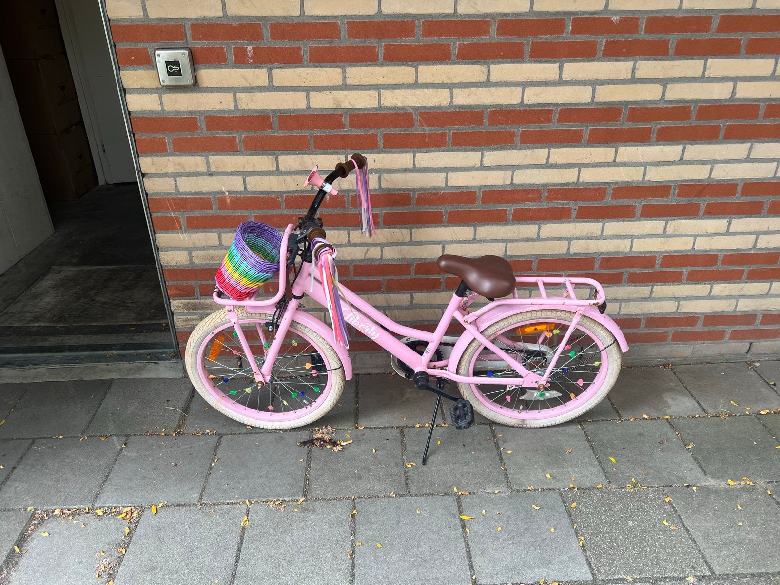 Roze 20 inch kinderfiets met mandje en vrolijke versieringen, Ophalen, Gebruikt, Terugtraprem, 20 inch of meer