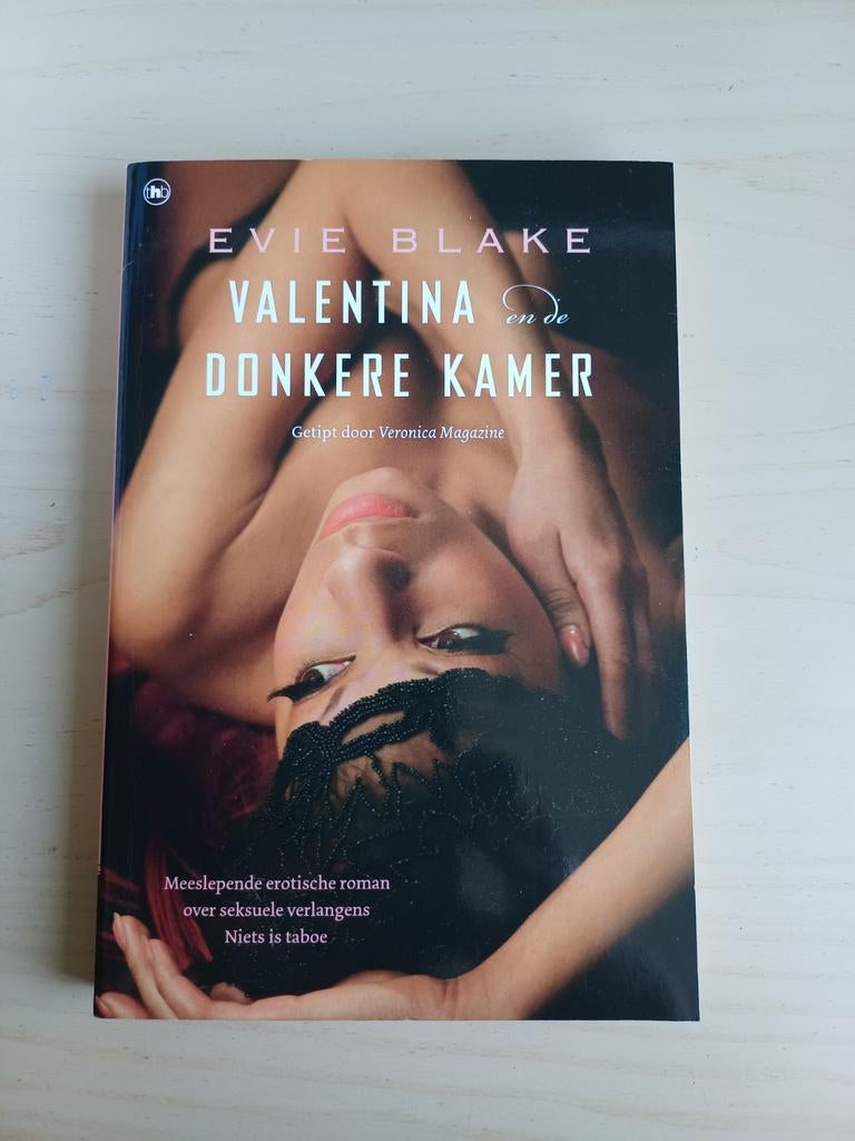 Evie Blake - Valentina en de donkere kamer, Boeken, Ophalen of Verzenden, Zo goed als nieuw, Evie Blake, Nederland