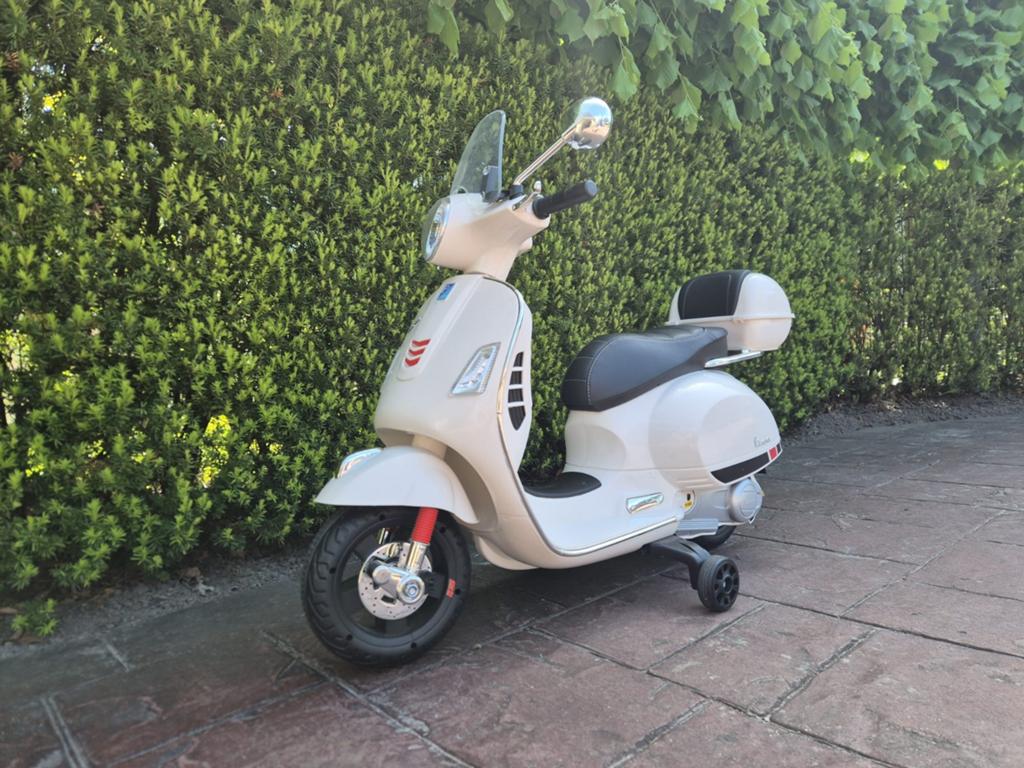 Kinder elektrische Vespa scooter met zijwieltjes, Ophalen, Zo goed als nieuw
