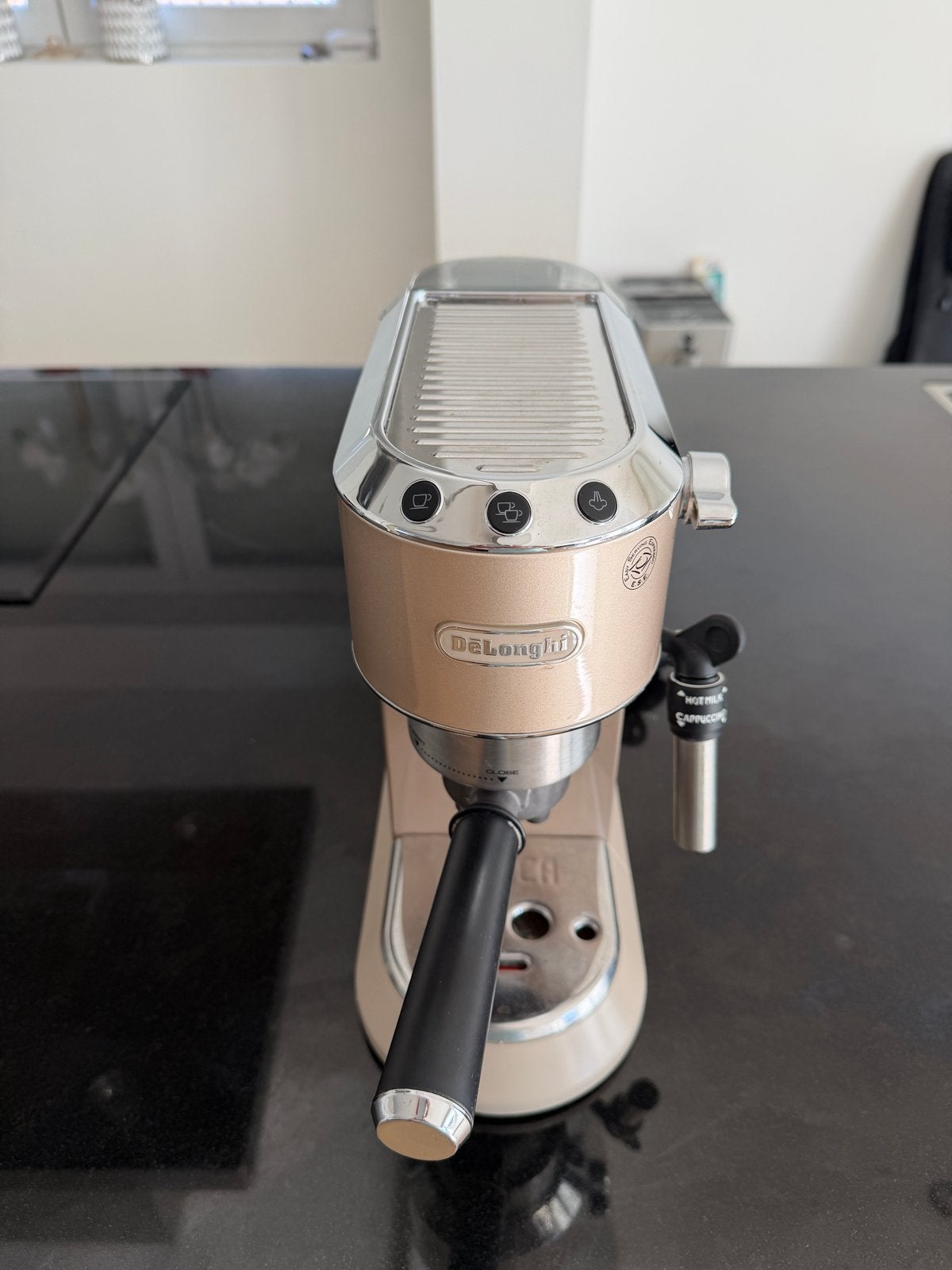 DeLonghi Dedica Style EC685.BG Espressomachine - Beige, Espresso apparaat, Gemalen koffie, Ophalen of Verzenden, Zo goed als nieuw