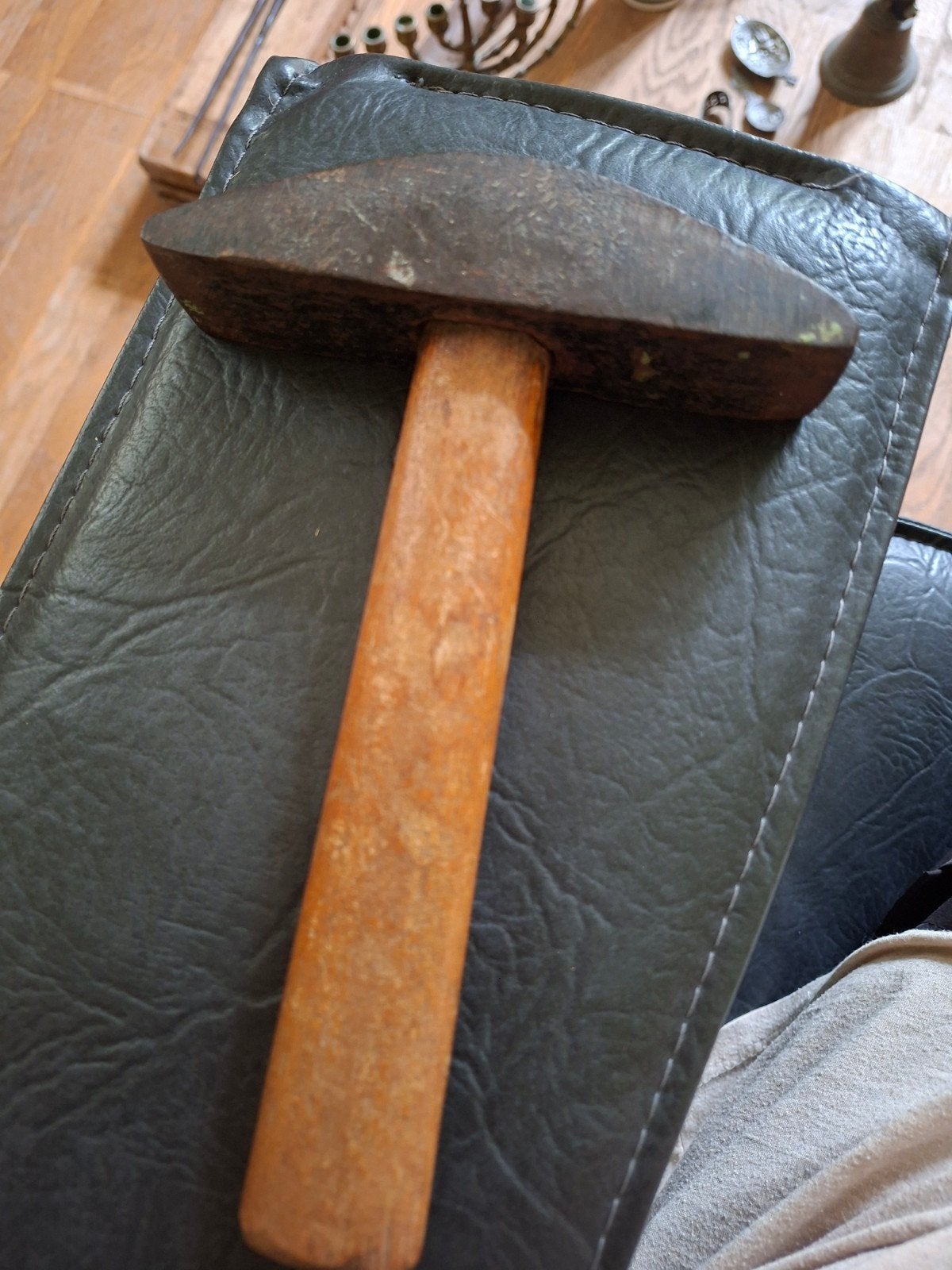 Vintage hamer met houten handvat - 700g, Antiek en Kunst, Ophalen