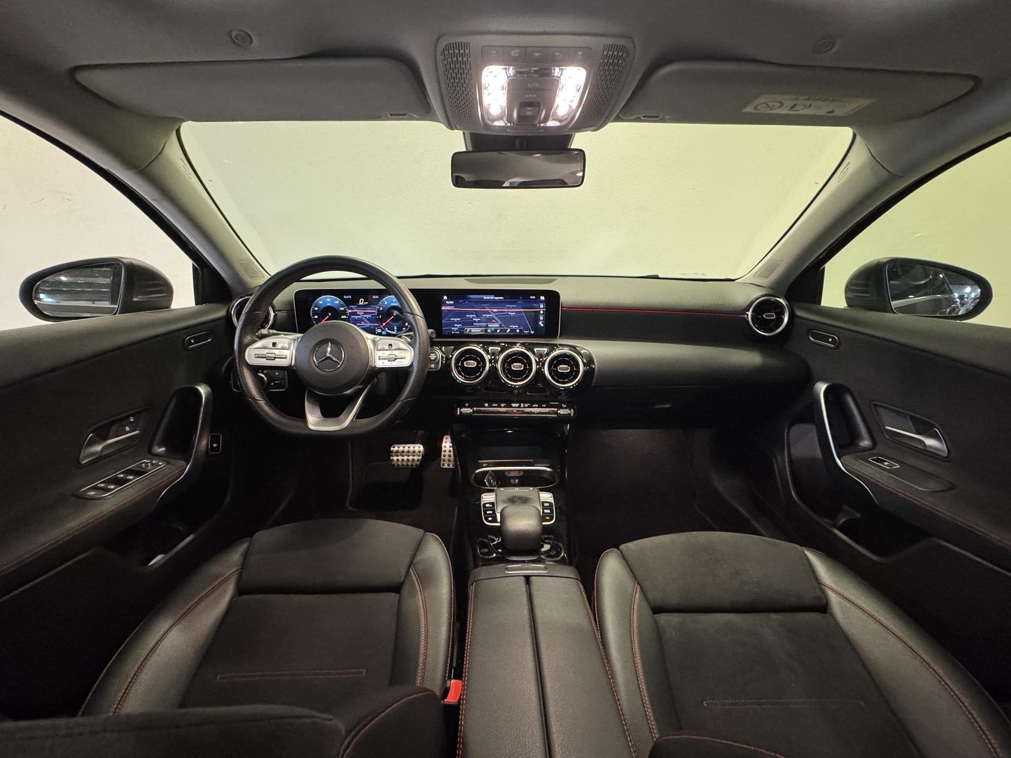 Mercedes-Benz A-klasse 200 AMG Upgrade | Panoramadak | Stoel, Auto's, Gebruikt, 4 cilinders, Met garantie (alle), Leder en Stof