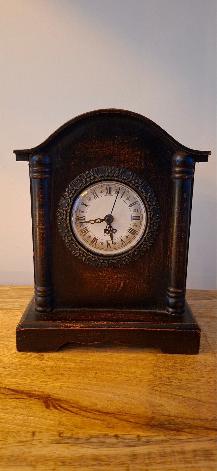 Vintage stijl Houten Tafelklok, Analoog, Werkt op batterijen, Ophalen of Verzenden, Wandklok