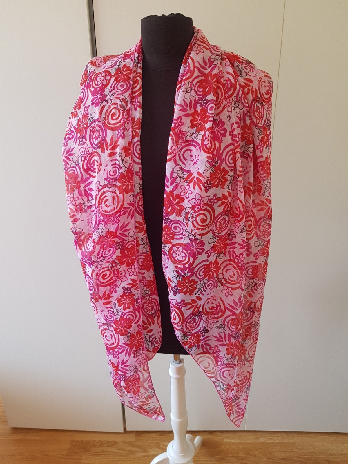 Luchtige grote omslagdoek /sjaal met kleurrijke bloemenprint, Kleding | Dames, Ophalen of Verzenden, Zo goed als nieuw, Maat 46/48 (XL) of groter