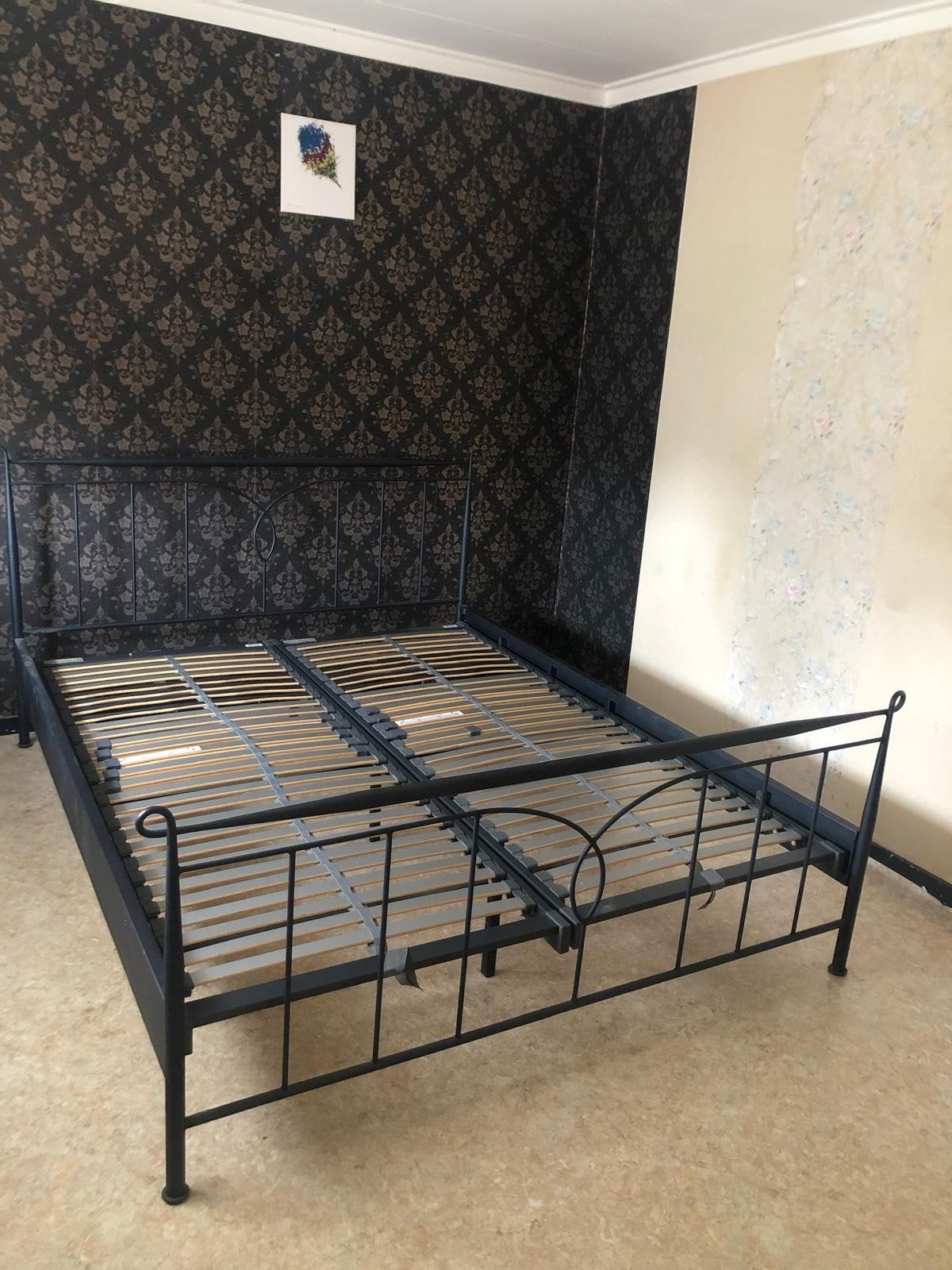 Metalen bed 160x200cm en 2 bijzettafels, Ophalen, Gebruikt, Zwart, Tweepersoons