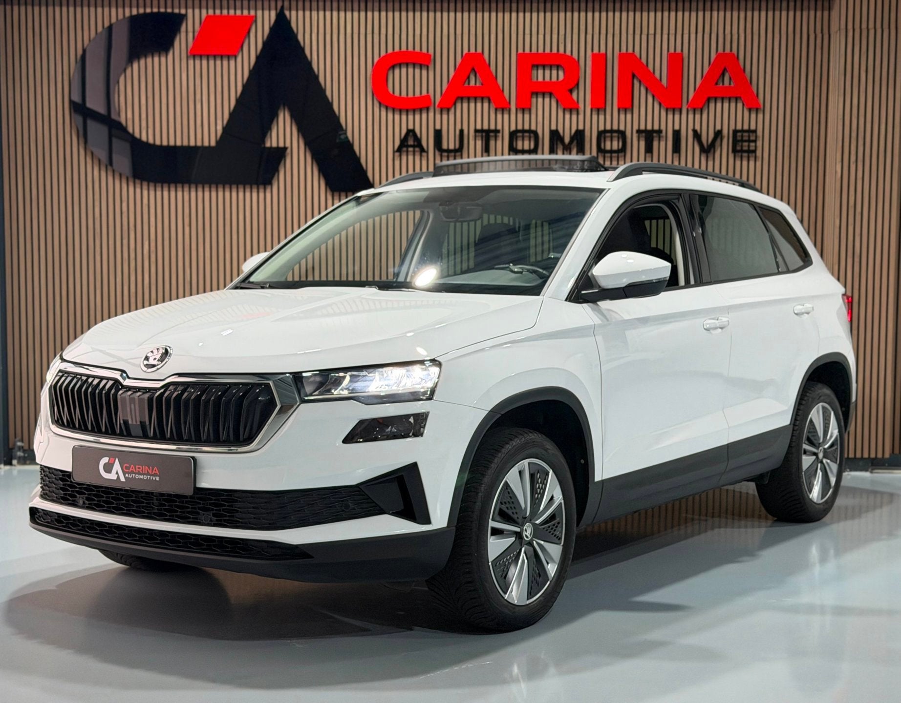 Skoda Karoq 1.0 TSI Business Edition / Panorama Dak / Digita, Auto's, Voorwielaandrijving, Gebruikt, Zwart, Wit
