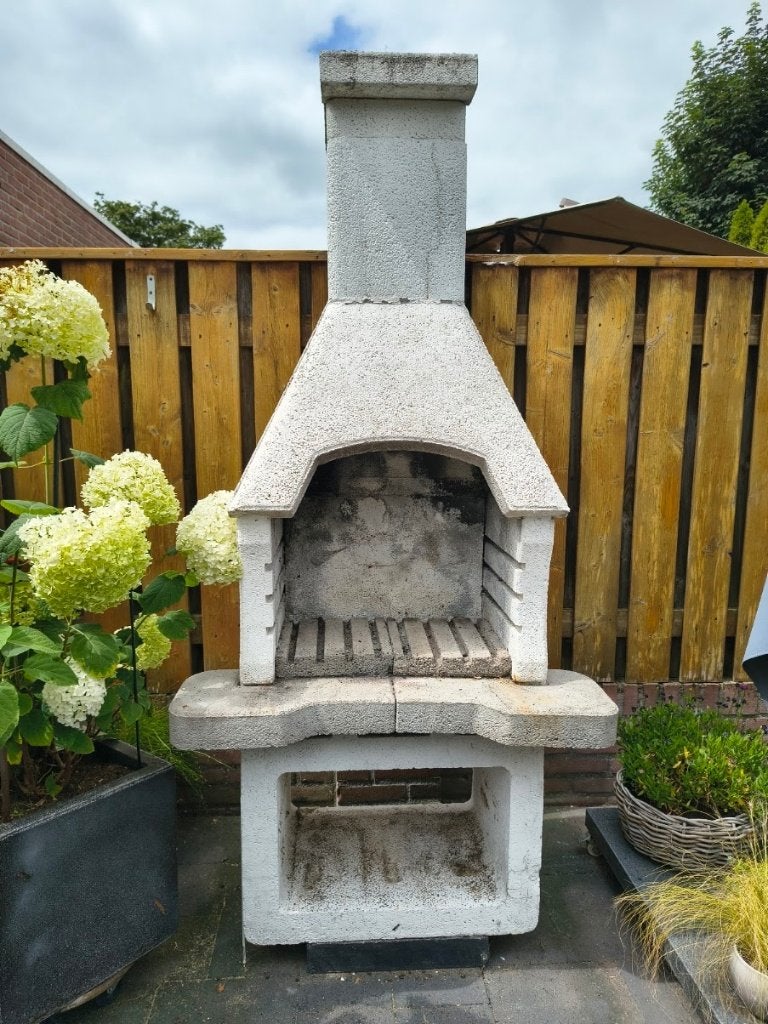 Robuuste stenen (beton) buitenbarbecue.Tuinhaard, Ophalen, Gebruikt