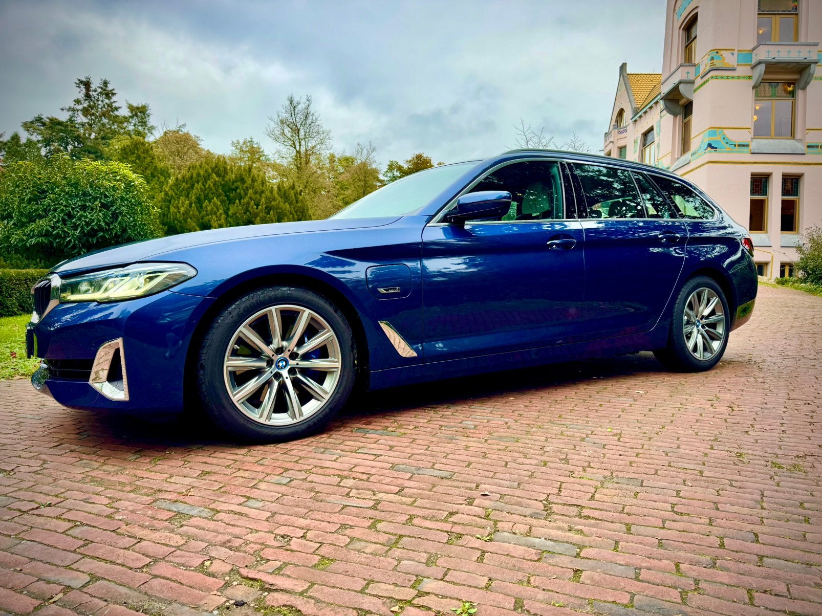 BMW 530e xDrive LuxuryLine M Individual B&W NP €100.176, Automaat, 1935 kg, Verwarmde buitenspiegels, Beige