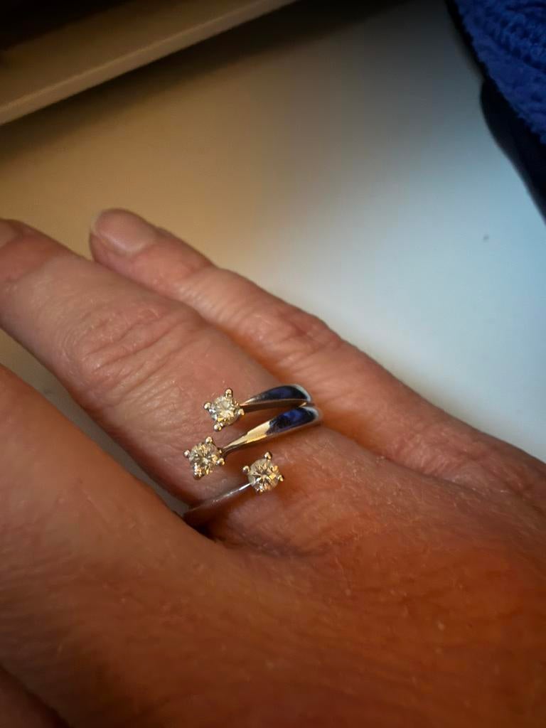 18 karaat witgouden ring met 3 briljanten, Sieraden, Tassen en Uiterlijk, Ringen, Ophalen, Wit, Zo goed als nieuw, Dame