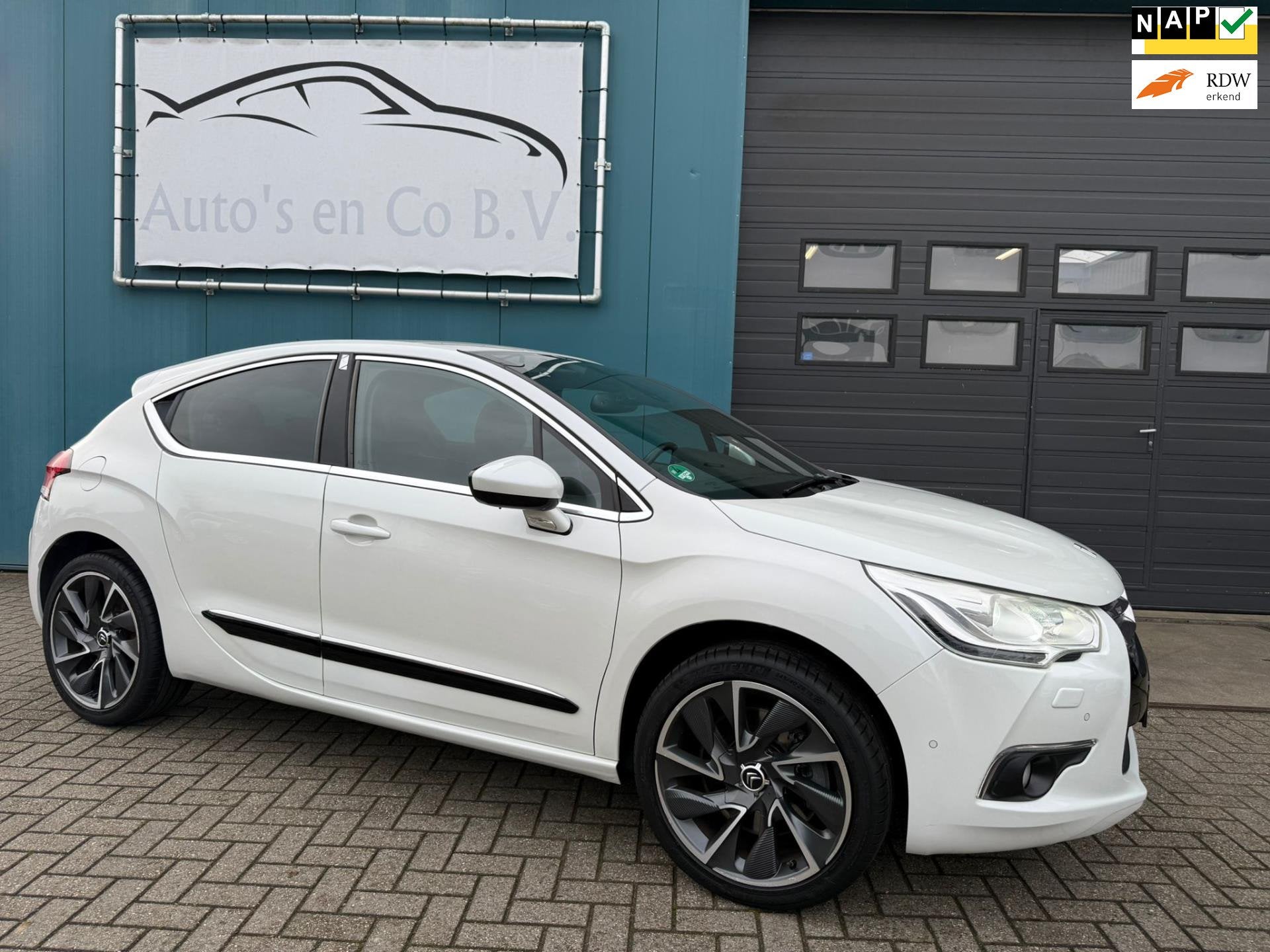 Citroen DS4 1.6 THP Sport Chic 200 pk Leder Massage Clima Cr, Auto's, Citroën, Euro 5, Zwart, 4 cilinders, Wit