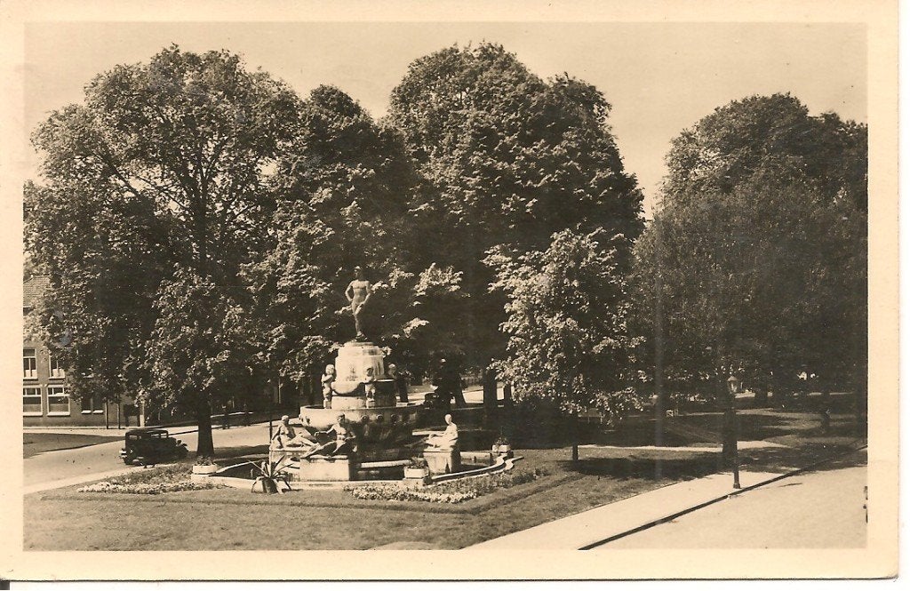 Oude ansichtkaart Leeuwarden Zaailand fontein Mercurius, Ophalen of Verzenden, 1940 tot 1960, Gelopen, Friesland