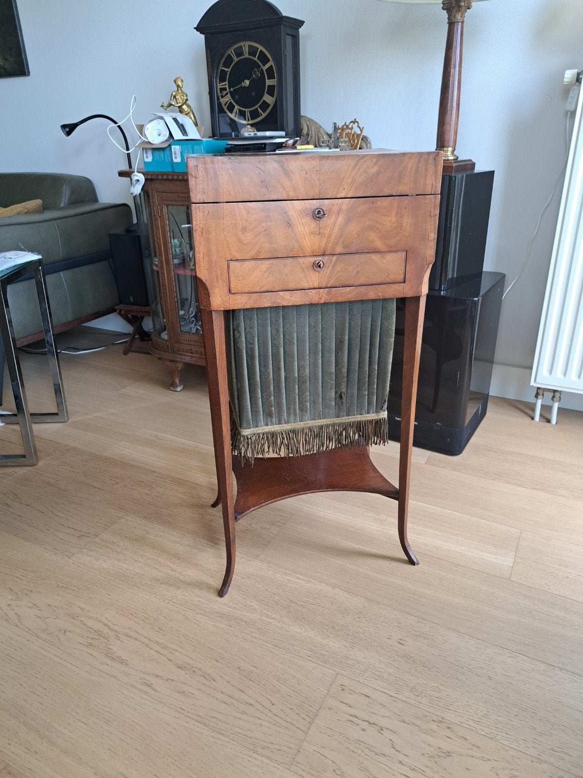 Antiek Naaikastje / Bijzettafel met Bureau Insteek, Ophalen