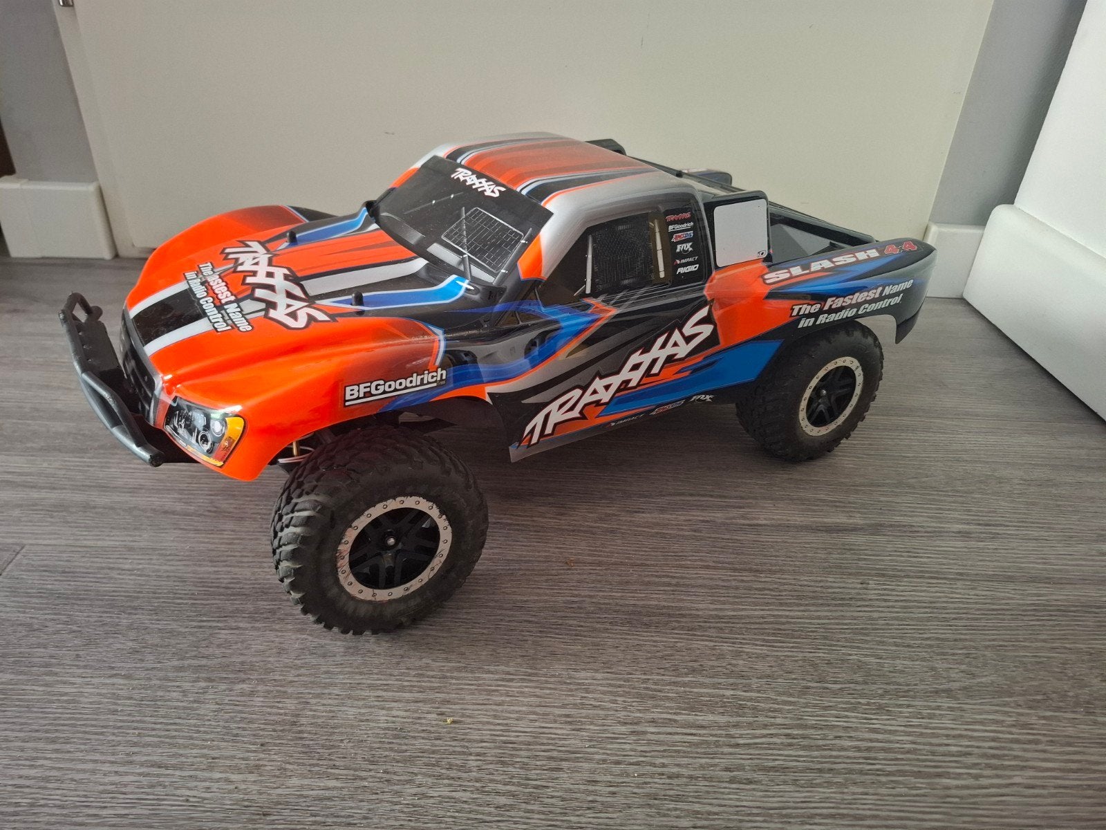 Traxxas slash 4x4, Auto offroad, Zo goed als nieuw, Schaal 1:10, RTR (Ready to Run)
