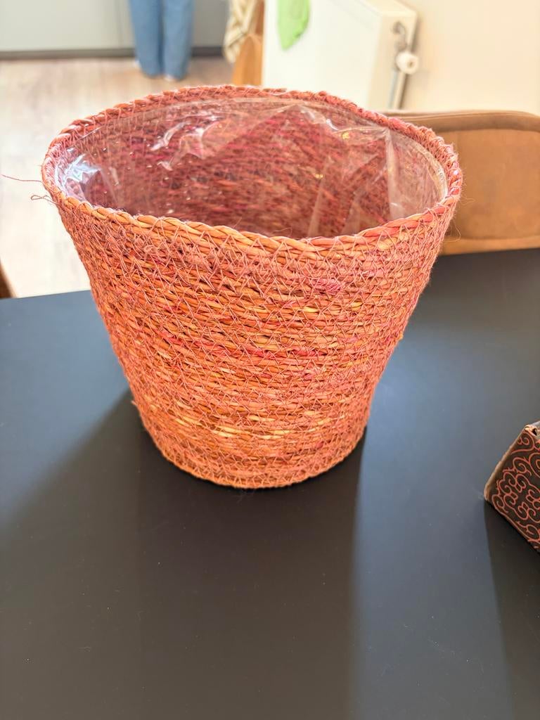 Leuk roze mandje voor plantje…, Ophalen, Gebruikt, Rood, Natuurlijk materiaal