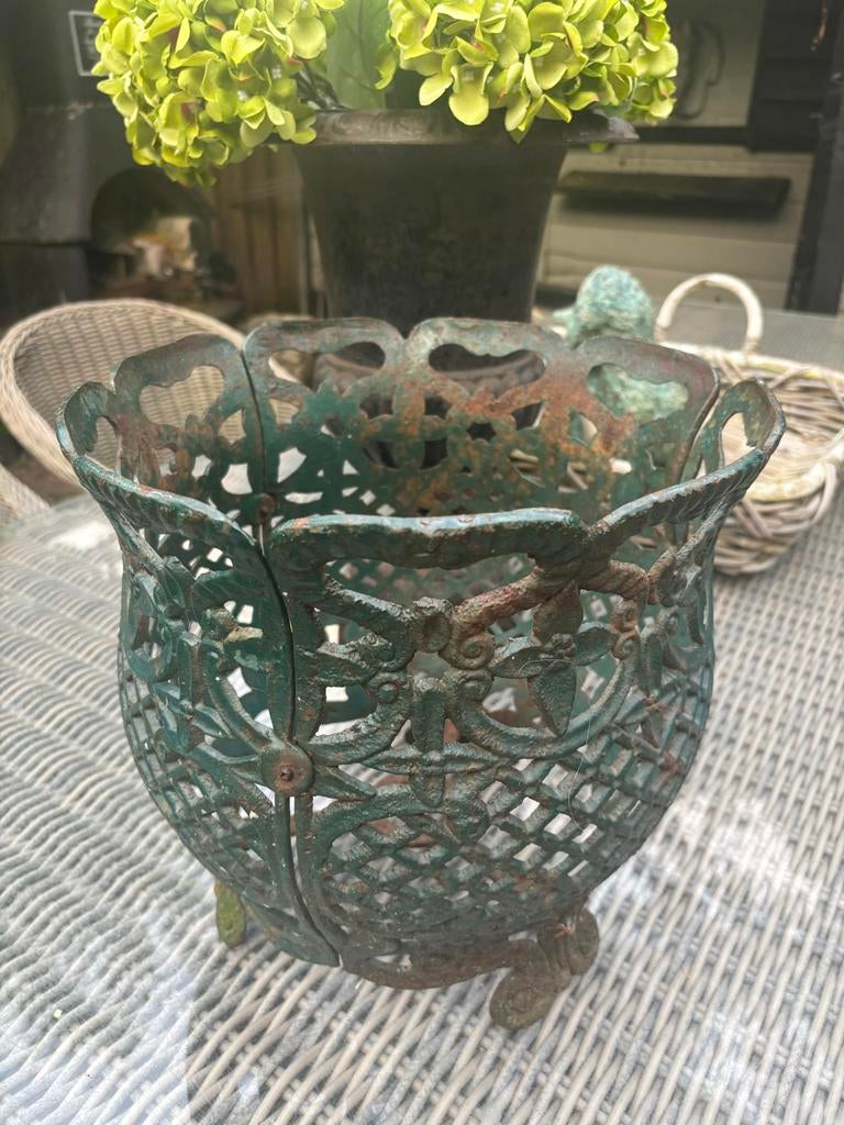 Decoratieve gietijzeren plantenbak/pot, Antiek en Kunst, Antiek | Vazen, Ophalen