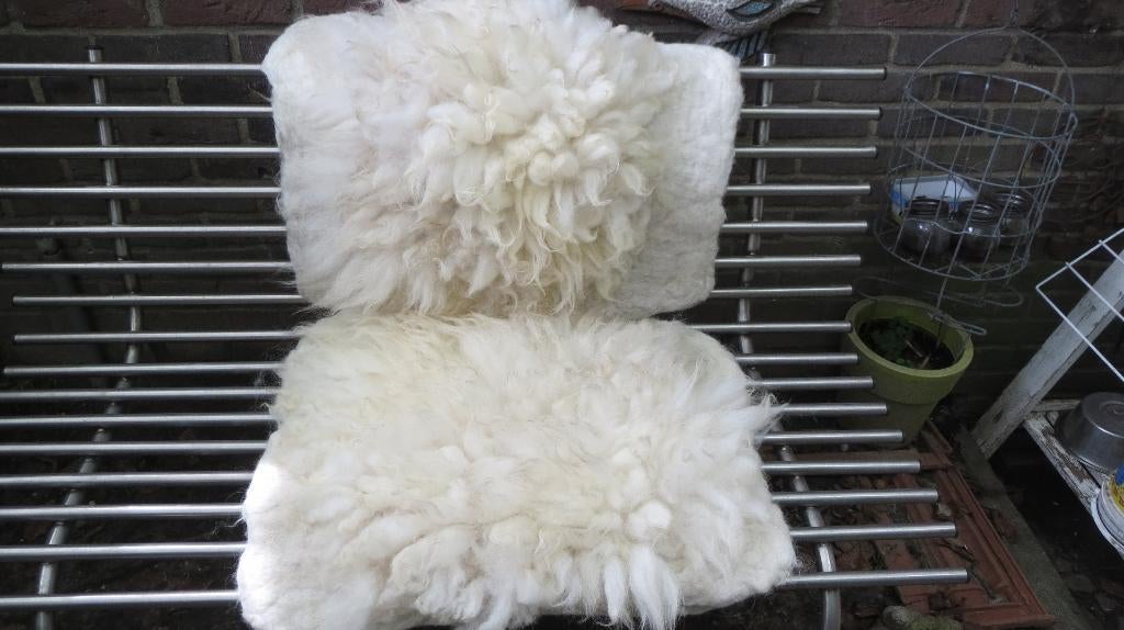 Twee Schoonebeker schaap, gevilte vachten, langharig, stoel, Tuin en Terras, Tuinmeubel-accessoires, Nieuw, Verzenden