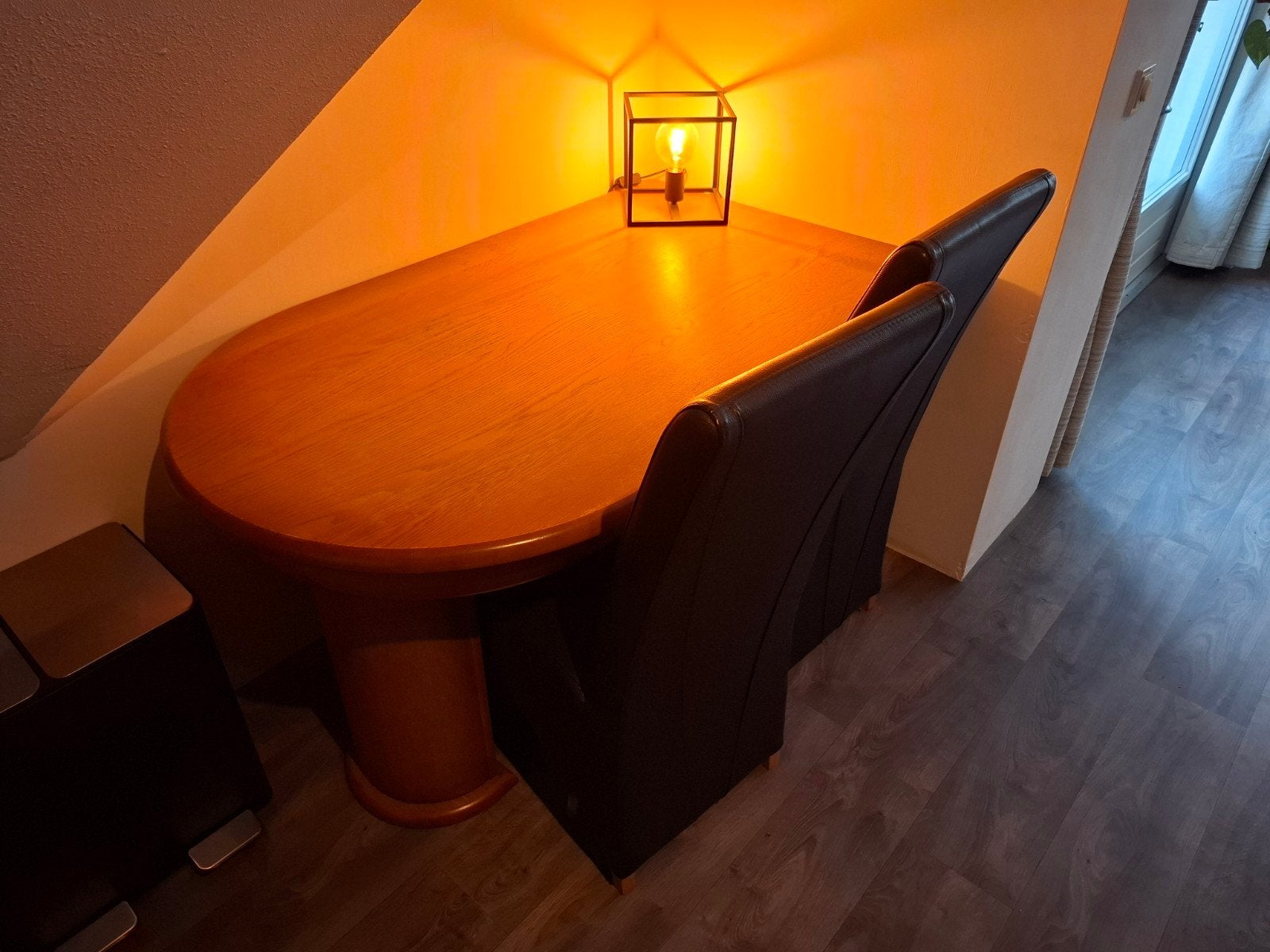 Uitschuifbare hardhouten eettafel met 4 leren stoelen, Ophalen, Gebruikt, 100 tot 150 cm, 50 tot 100 cm