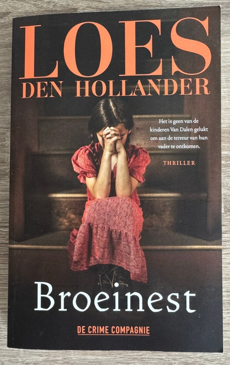 Broeinest - Loes den Hollander, Boeken, Ophalen of Verzenden, Zo goed als nieuw